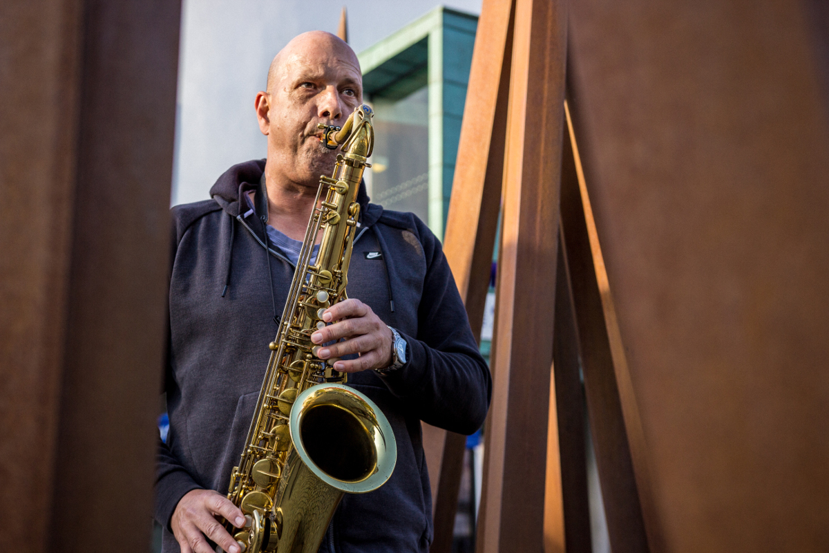 Frank Schöttl spielt Saxofon